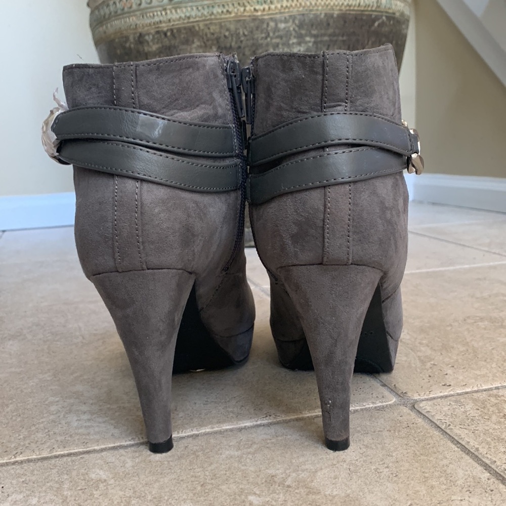 Covington Woman’s grey Booties. GREAT Condition - Picture 3 of 6
